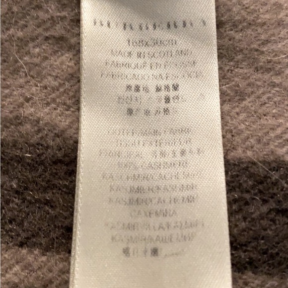 THE BURBERRY CHECK CASHMERE SCARF: Well loved. Authenticated with proof. - Picture 4 of 7